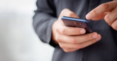 Hareket eden smartphone - odak üstünde tepe-in belgili tanımlık telefon kullanan adam