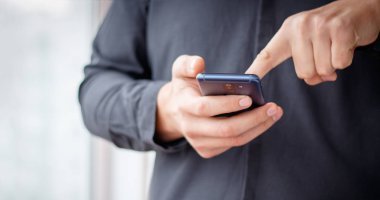 Hareket eden smartphone - odak üstünde tepe-in belgili tanımlık telefon kullanan adam