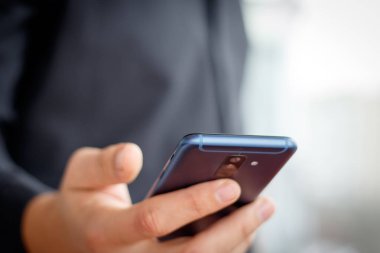 Bir hücre akıllı telefon tutarak ve mesaj yazarken erkek el