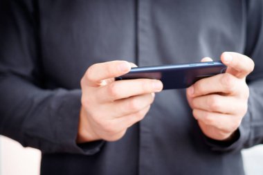 Erkek el bir cep telefonu tutan ve sms yazma
