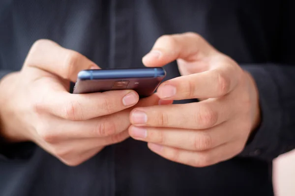 Akıllı cep telefonu kullanan bir adama yaklaş