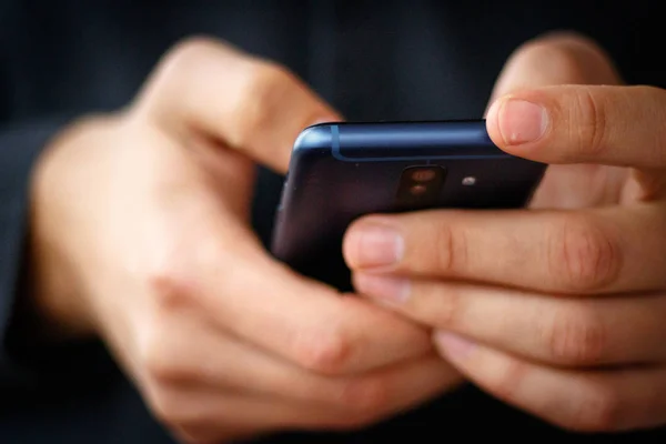 Akıllı cep telefonu kullanan bir adama yaklaş