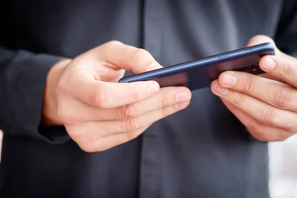 Erkek el bir cep telefonu tutan ve sms yazma