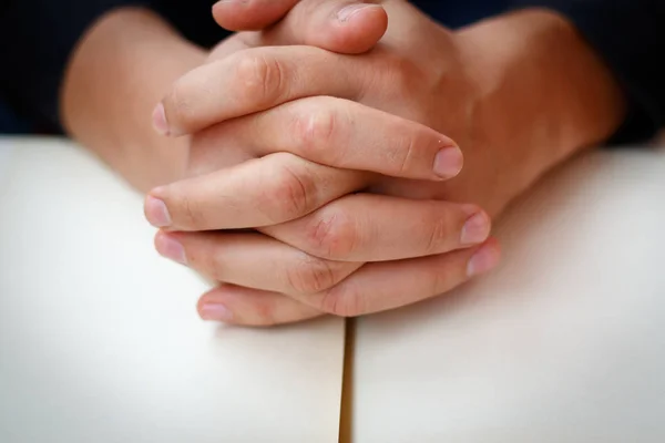Händerna Knäppta Bön Bibeln Kyrkan Koncept För Tro Spirtuality Och — Stockfoto
