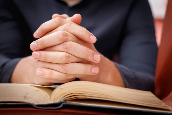 Χέρια Διπλωμένα Στην Προσευχή Μια Αγία Γραφή Εκκλησία Έννοια Για — Φωτογραφία Αρχείου