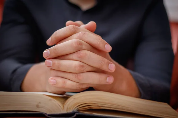 Руки Сложенные Молитве Священной Библии Церковной Концепции Веры Духовности Религии — стоковое фото