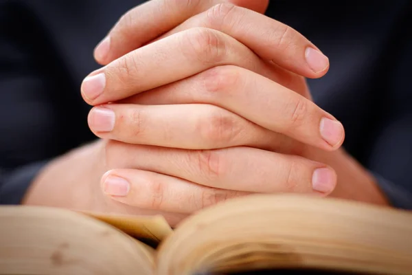 双手放在圣经中为信念 超越和宗教教会概念上的祷告 — 图库照片
