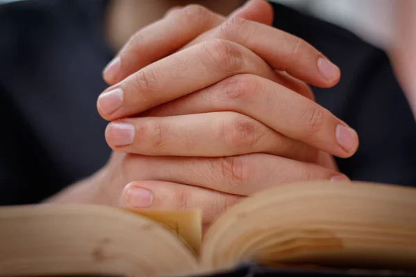 Händerna Knäppta Bön Bibeln Kyrkan Koncept För Tro Spirtuality Och — Stockfoto