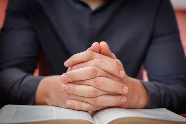 Manos Dobladas Oración Sobre Una Santa Biblia Concepto Iglesia Para —  Fotos de Stock