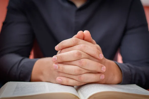 双手放在圣经中为信念 超越和宗教教会概念上的祷告 — 图库照片