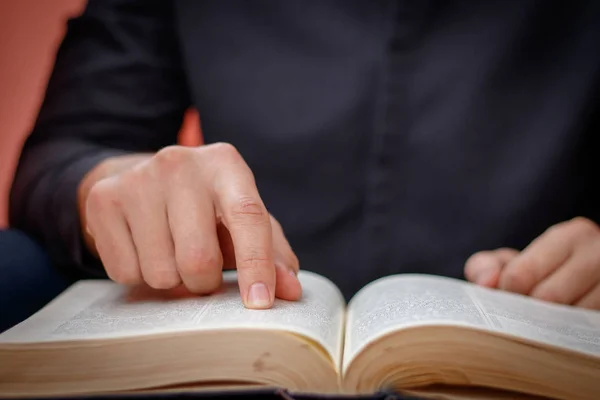 Händerna Knäppta Bön Bibeln Kyrkan Koncept För Tro Spirtuality Och — Stockfoto