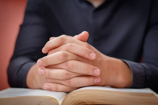 Χέρια Διπλωμένα Στην Προσευχή Μια Αγία Γραφή Εκκλησία Έννοια Για — Φωτογραφία Αρχείου