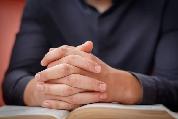 Mâinile Pliate Rugăciune Biblie Sfântă Conceptul Biserică Pentru Credință Spirtualitate — Fotografie, imagine de stoc