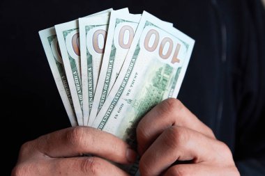 Adam para kendimi. Tasarruf, maaş, ödeme ve para kavramı. Adam nakit faturaları sayar