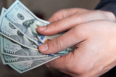 Adam para kendimi. Tasarruf, maaş, ödeme ve para kavramı. Adam nakit faturaları sayar