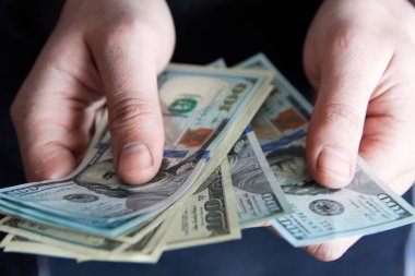 Adam para kendimi. Tasarruf, maaş, ödeme ve para kavramı. Adam nakit faturaları sayar