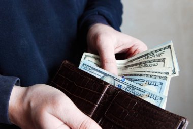 Tasarruf, maaş, ödeme ve para kavramı cüzdanından para yaptırmayı eller