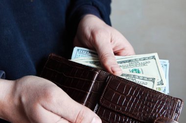 Tasarruf, maaş, ödeme ve para kavramı cüzdanından para yaptırmayı eller