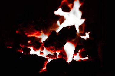 şömine odun yanan ve parlayan parçaları