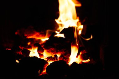 şömine odun yanan ve parlayan parçaları