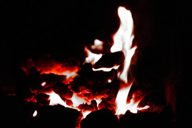 şömine odun yanan ve parlayan parçaları