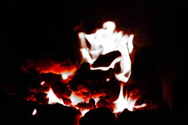 şömine odun yanan ve parlayan parçaları