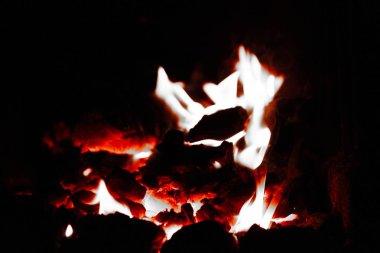 şömine odun yanan ve parlayan parçaları