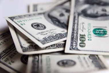 Yüz ABD banknotlar Başkan portreleri ile yığını. Nakit yüz doları kambiyo Doları arka plan görüntüsü yüksek çözünürlüklü 