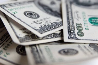 Yüz ABD banknotlar Başkan portreleri ile yığını. Nakit yüz doları kambiyo Doları arka plan görüntüsü yüksek çözünürlüklü 