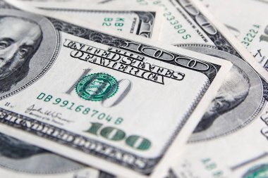 Yüz ABD banknotlar Başkan portreleri ile yığını. Nakit yüz doları kambiyo Doları arka plan görüntüsü yüksek çözünürlüklü 