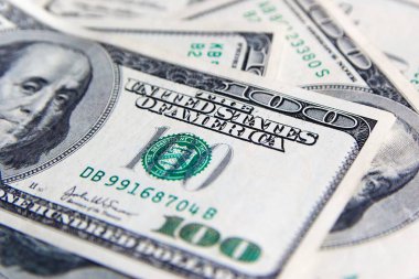 Yüz ABD banknotlar Başkan portreleri ile yığını. Nakit yüz doları kambiyo Doları arka plan görüntüsü yüksek çözünürlüklü 