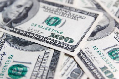 Yüz ABD banknotlar Başkan portreleri ile yığını. Nakit yüz doları kambiyo Doları arka plan görüntüsü yüksek çözünürlüklü 
