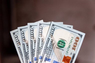 Yüz ABD banknotlar Başkan portreleri ile yığını. Nakit yüz doları kambiyo Doları arka plan görüntüsü yüksek çözünürlüklü 