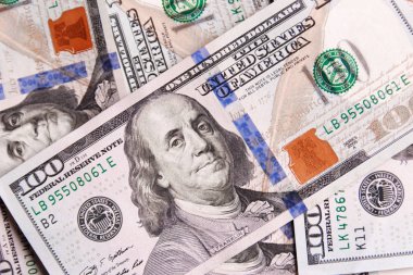 Yüz ABD banknotlar Başkan portreleri ile yığını. Nakit yüz doları kambiyo Doları arka plan görüntüsü yüksek çözünürlüklü 