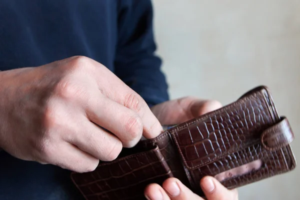 Tasarruf, maaş, ödeme ve para kavramı cüzdanından para yaptırmayı eller