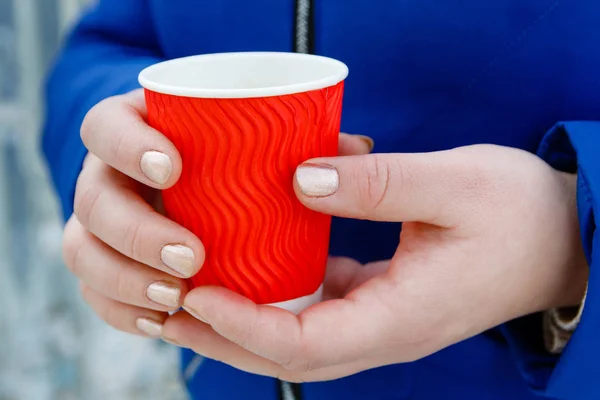 Warme drank koffie in papieren beker in handen van vrouwen close-up — Stockfoto