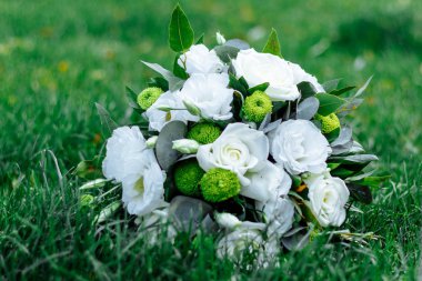 Doğal bir arka plan üzerinde beyaz gül buket düğün yapılmış