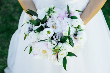 Doğal bir arka plan üzerinde beyaz gül buket düğün yapılmış