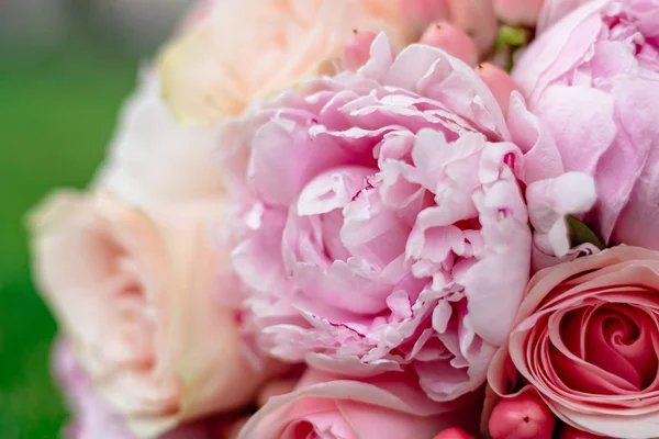 Bonito y hermoso ramo de flores de boda sobre hierba verde —  Fotos de Stock