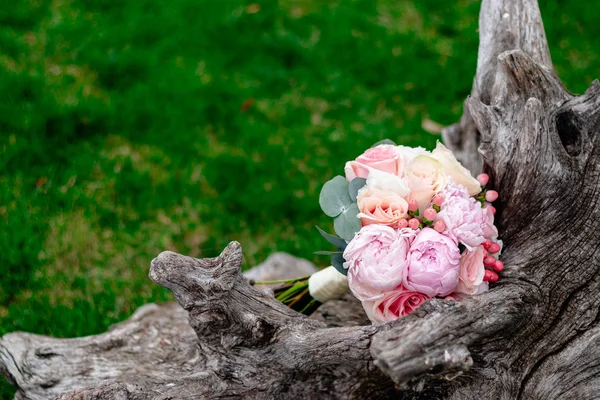 Bonito y hermoso ramo de flores de boda sobre hierba verde —  Fotos de Stock