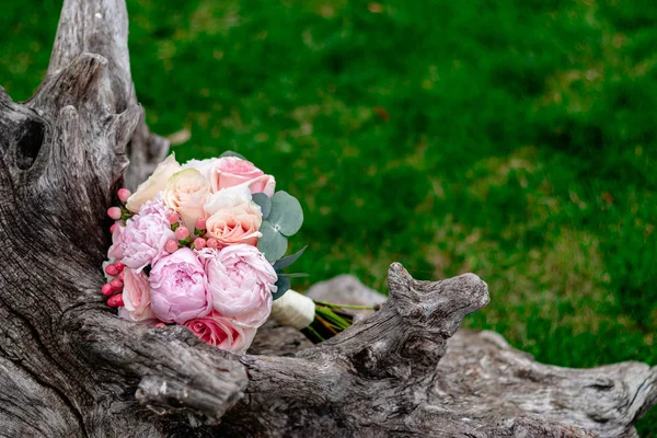 Bonito y hermoso ramo de flores de boda sobre hierba verde —  Fotos de Stock