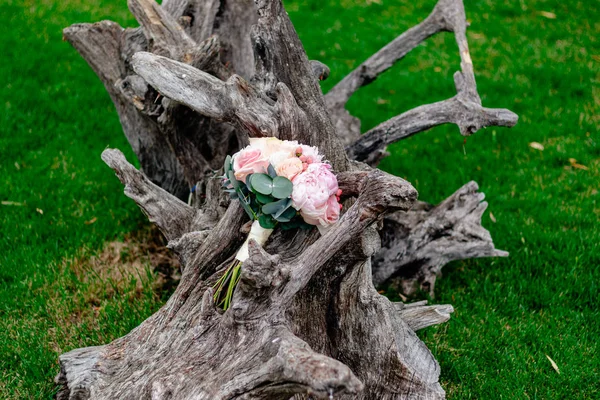 Ładne i piękne ślub bukiet kwiatów na zielonej trawie — Zdjęcie stockowe