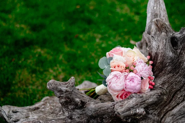 Bonito y hermoso ramo de flores de boda sobre hierba verde —  Fotos de Stock