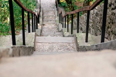 çimento merdiven yeşil bir ormanda yamaç kadar gider