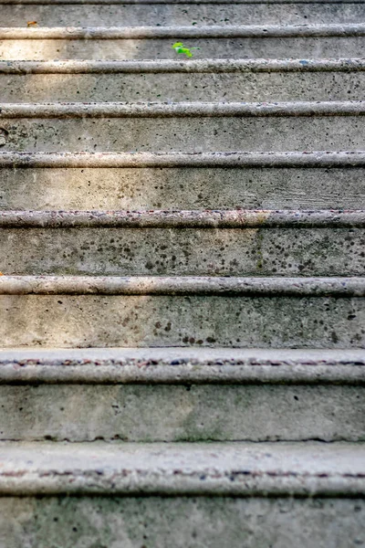Старые каменные ступени или лестницы, ведущие вверх — стоковое фото
