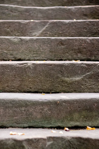 Старые каменные ступени или лестницы, ведущие вверх — стоковое фото