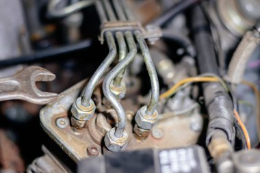 Tamirci adam garajda çalışıyor. Eski bir c 'nin motorunu tamir eder