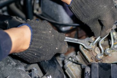 Tamirci adam garajda çalışıyor. Eski bir c 'nin motorunu tamir eder