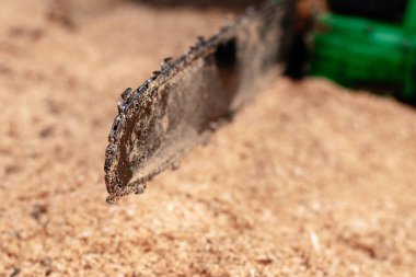 Elektrikli testere çubuğu ve zincir kesmenin yakın görüntüsü. Kirli bıçak...