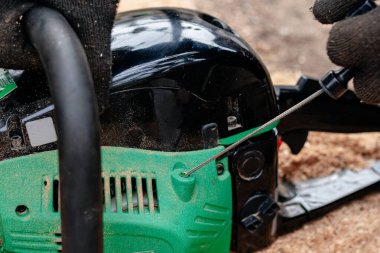 Onarım servisi ile çalışan profesyonel teknisyen. Chai tamiri